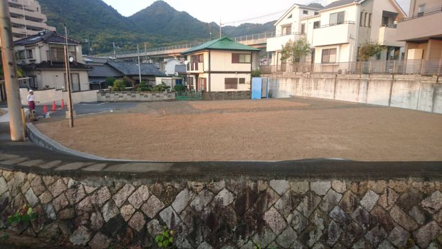 アスファルト剥ぎ　土入れの画像